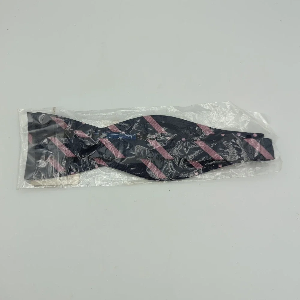 The tie bar Mens Bow tie 100% Silk Trad Stripe Navy Blue NWOT